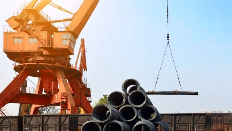 Упавший груз насмерть придавил рабочего на Сахалине