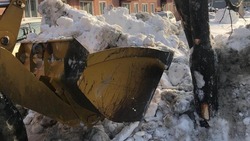 Южносахалинцев просят жаловаться на коммунальщиков, которые чистили снег и сломали деревья