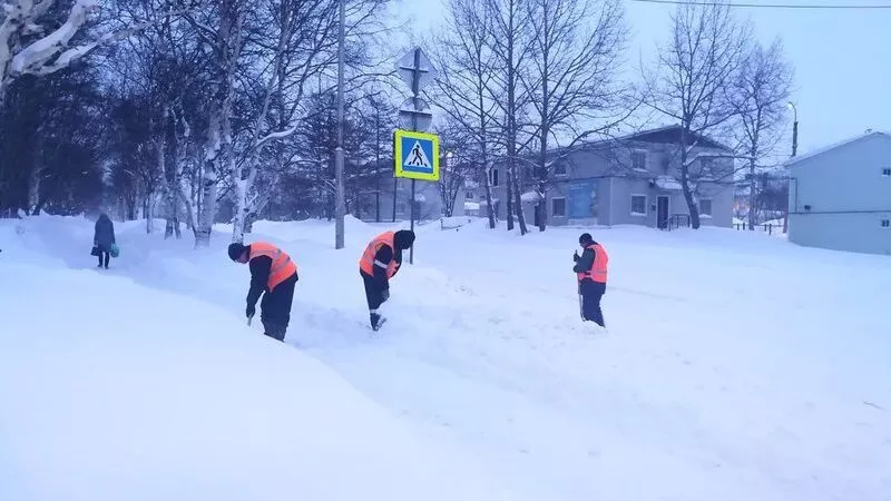 Снежный циклон на Сахалине спрятал остановки в сугробах и не пускает самолеты в Оху