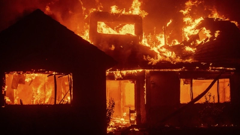 Пожарные потушили дачный дом в СНТ Южно-Сахалинска вечером 20 декабря