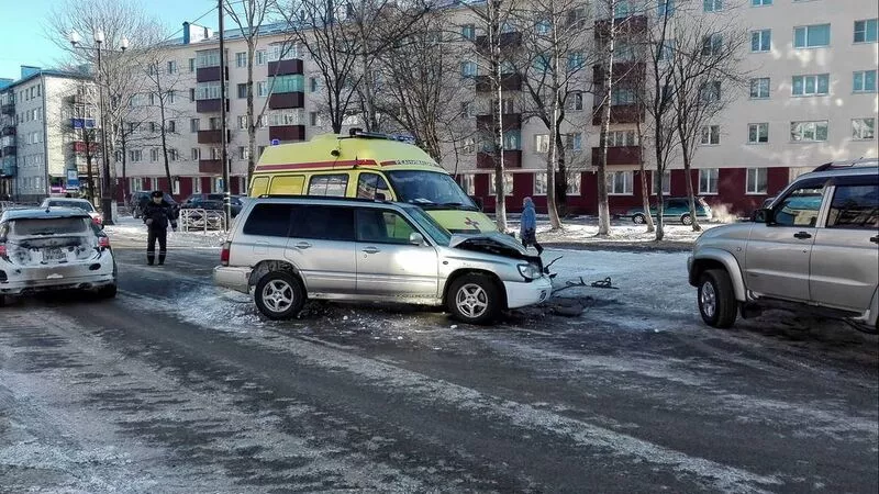 В Поронайске автолюбитель не отреагировал на сигнал и врезался в машину скорой помощи