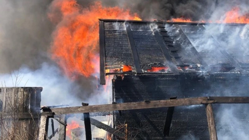 Огонь с горящих хозпостроек едва не перекинулся на жилой дом в Тымовском