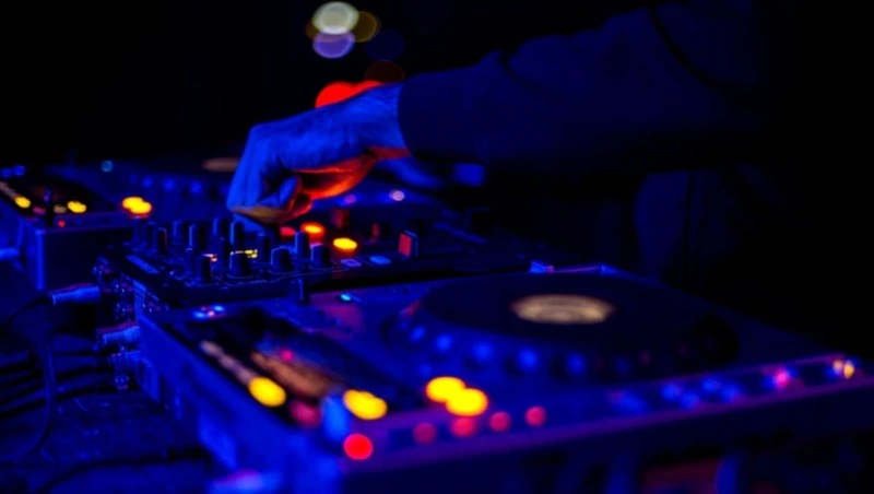 Вечеринки для взрослых в Южно-Сахалинске (21+): новая техно-команда и ретро-дискотека