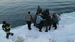 «Мамонтят» спасли со льдины в Макаровском районе. Рыбаков унесло в море