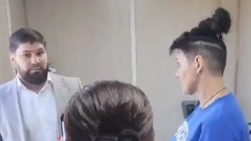 Пользователи соцсетей раскритиковали поступок напавшей на чиновника сахалинки