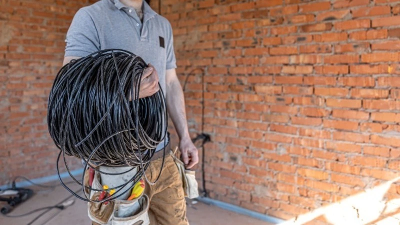 Двое жителей Долинского района попали под следствие за кражу 200 метров кабеля