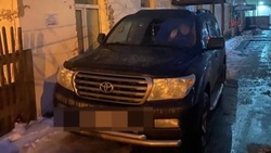 Стоящий под окнами автомобиль возмутил жителей двухэтажки в Южно-Сахалинске