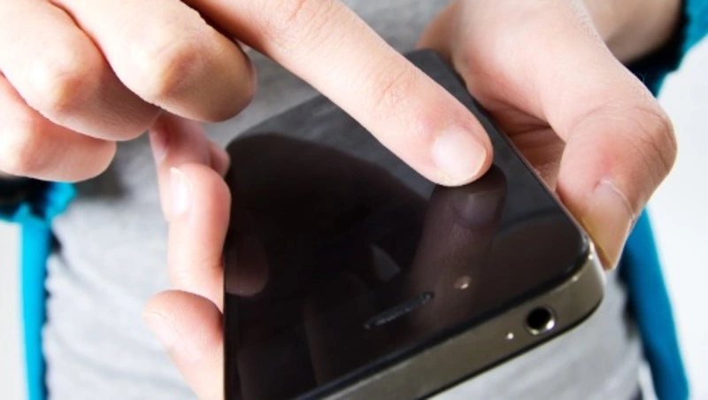 Жительница Поронайска «нашла» деньги на чужом телефоне в Южно-Сахалинске