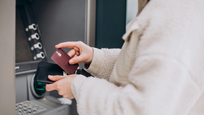 Сахалинка пойдет под суд за кражу чужих наличных прямо из банкомата