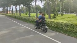 Дети на мопеде без номеров устроили гонку на велодорожке в Южно-Сахалинске