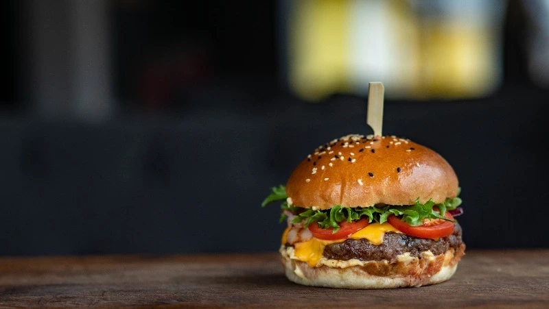 Владелец кафе в Корсакове прокомментировал инцидент с саморезом в гамбургере 