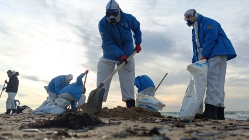 Сахалинский экоактивист принял участие в ликвидации последствий ЧП с нефтетанкерами в Анапе