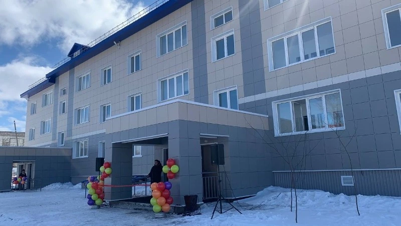 Ключи от новых квартир вручили жителям аварийных домов в Долинском районе