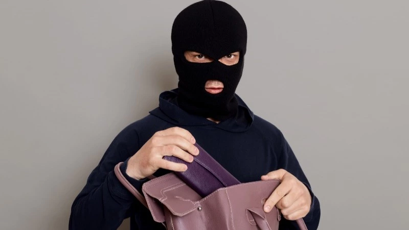 Мужчина вынес из чужой квартиры в Южно-Сахалинске сумку с деньгами 