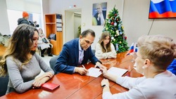 Сенатор от Сахалина вместе с семьей поставил подпись в поддержку Путина