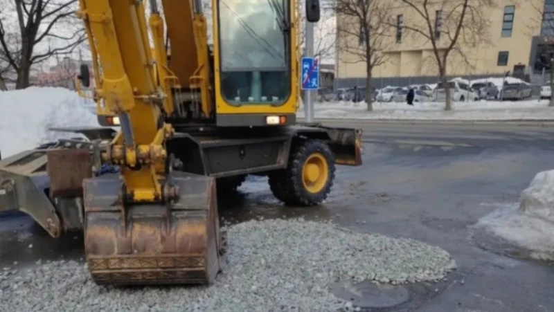 Асфальт растаял со снегом: в Южно-Сахалинске выявили сразу несколько крупных ям на дорогах