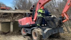  Спасатели показали кадры вызволения водителя из рухнувшего с моста экскаватора в Троицком