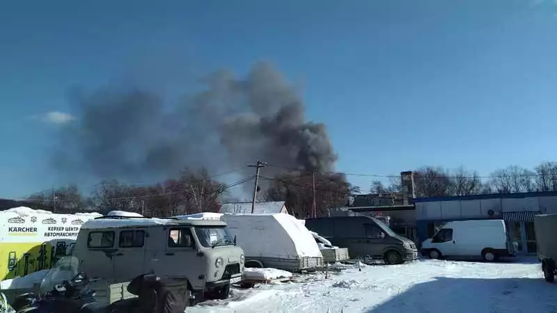 На окраине Южно-Сахалинска вспыхнул пожар. Очевидцы сообщают про огонь в три этажа