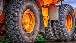 Молодая сахалинка вылетела под колеса самосвала. Грузовик протаранил ее авто