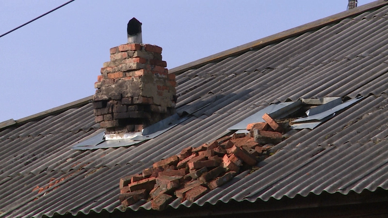 Сахалинке из села Ныш отремонтировали поросшую мхом и травой крышу