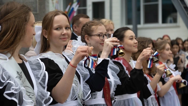 От последних звонков до котят в пакете: новости выходных в Сахалинской области