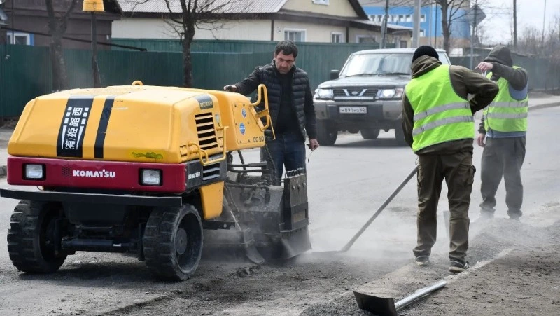 В Поронайске устранили первые дефекты на дорогах центральных улиц
