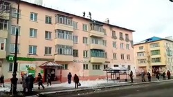 В Поронайске переживают за остановку, которую коммунальщики закидали льдом и снегом