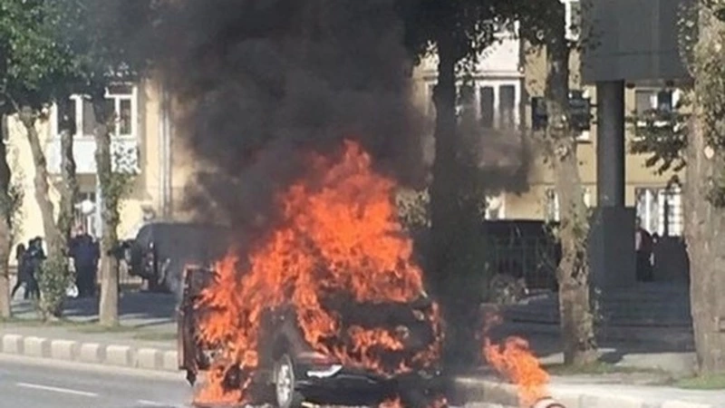 В Южно-Сахалинске из-за баллона с газом загорелся автомобиль