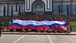 В Южно-Сахалинске растянули российский триколор размером с трехэтажный дом