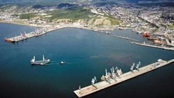 Дыры в бетоне и голая арматура: Росморпорт и порт Корсаков спорят о проведенном ремонте