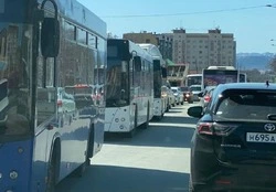 Из-за ремонта на дорогах Южно-Сахалинск встал в мощную пробку