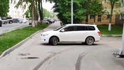 Водитель за рулем иномарки проехал по тротуару на улице Чехова в Южно-Сахалинске