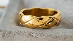 Житель Южно-Сахалинска сдал за бесценок в ломбард золотое кольцо своей падчерицы