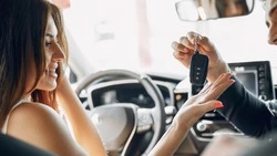 В Южно-Сахалинске за 10 часов проката машины с водителем просят 17 тысяч рублей