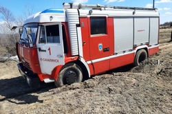Пожарная машина увязла в грязи, пока добиралась до горящего дома на юге Сахалина