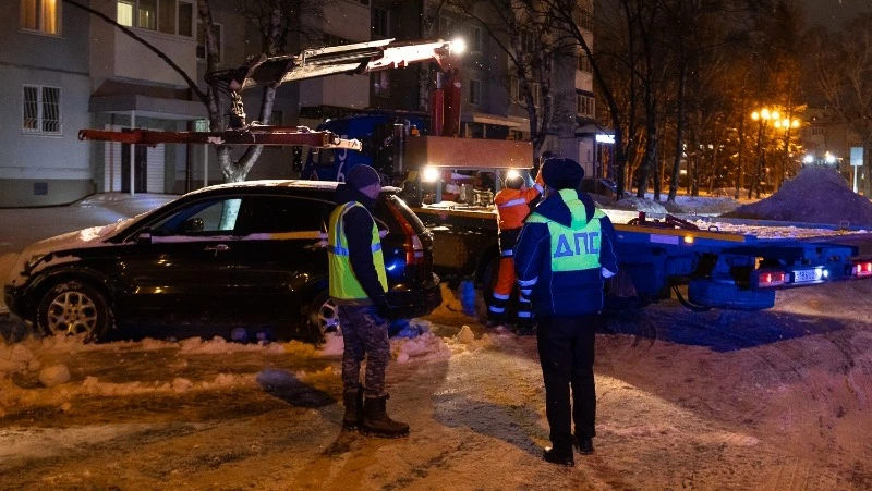 В Южно-Сахалинске эвакуировали автомобили, мешающие уборке снега