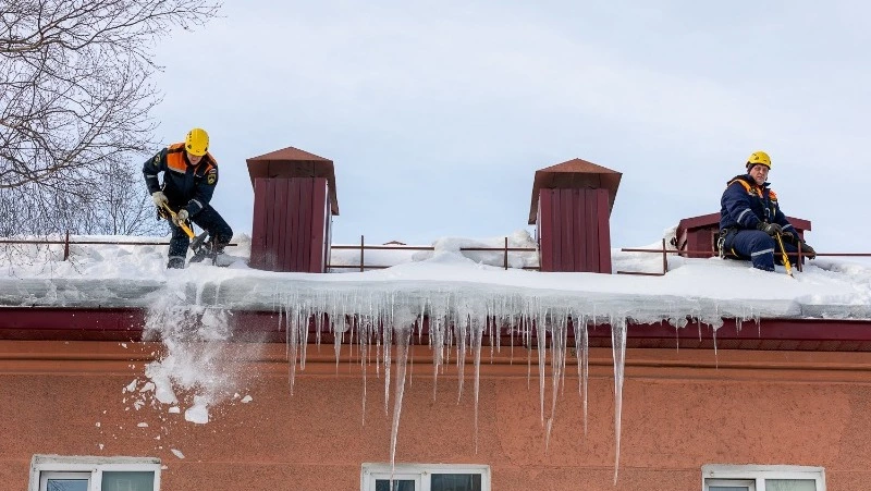 Мобильные отряды спасателей очистили крыши от снега и опасных сосулек в Южно-Сахалинске