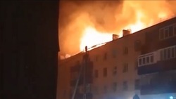 Сотрудники полиции эвакуировали десятки людей из горящего дома в Невельске