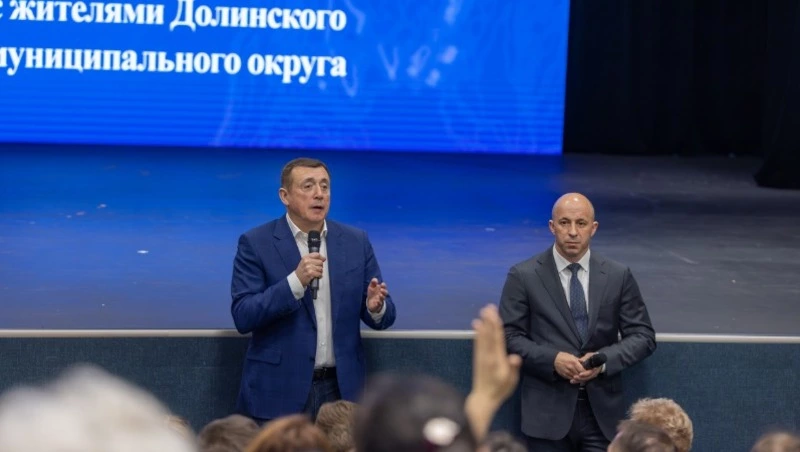 Валерий Лимаренко разобрал более 30 вопросов долинцев: от ям на дорогах до газификации домов