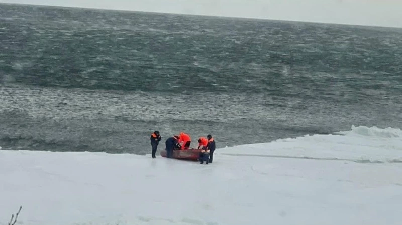 Рыбаков-экстремалов сняли со льдины и отдали полицейским