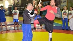 Чемпион мира по кикбоксингу дал урок сахалинцам