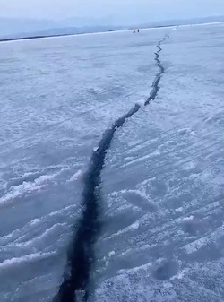 «Пошла в сторону Найбы»: трещина образовалась на льду на юге Сахалина