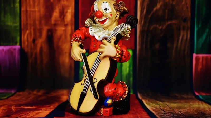 О смешном и дурацком: бизнесмен против эмодзи, шашлык на Вечном огне, продажа ребенка на «Авито»