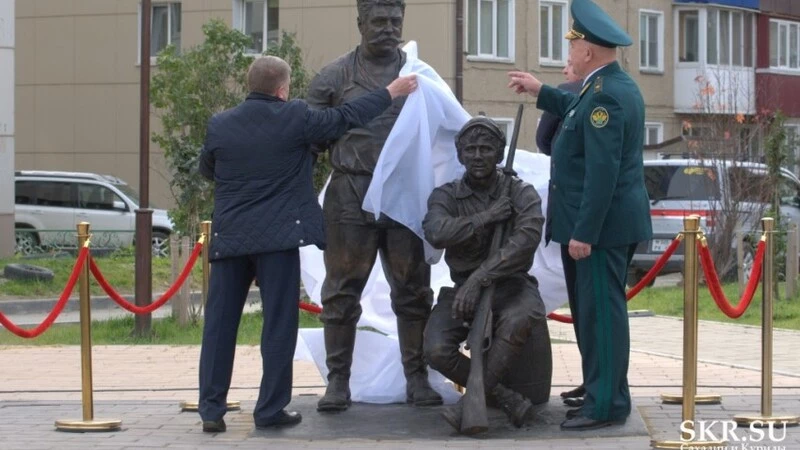 В Южно-Сахалинске появились бронзовые Верещагин и Петруха