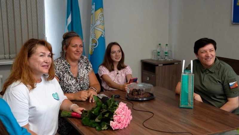 Солдат с Сахалина и его дочь поздравили друг друга в общий день рождения по телемосту