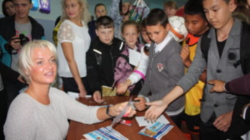 Автограф Хоркиной украсил мячи и дневники юных долинцев