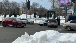 Очевидец: водитель Toyota Mark II устроил ДТП и затор в центре Южно-Сахалинска