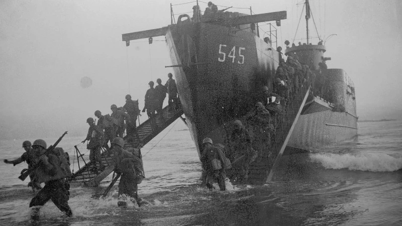 Помним героев