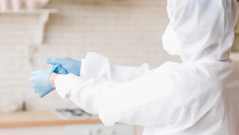 Юрист: россияне могут заставить соседей продезинфицировать квартиру