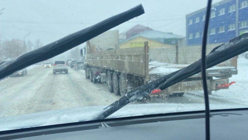 «Оборзевшие фуры»: в Южно-Сахалинске обругали большегрузы за движение в центре города